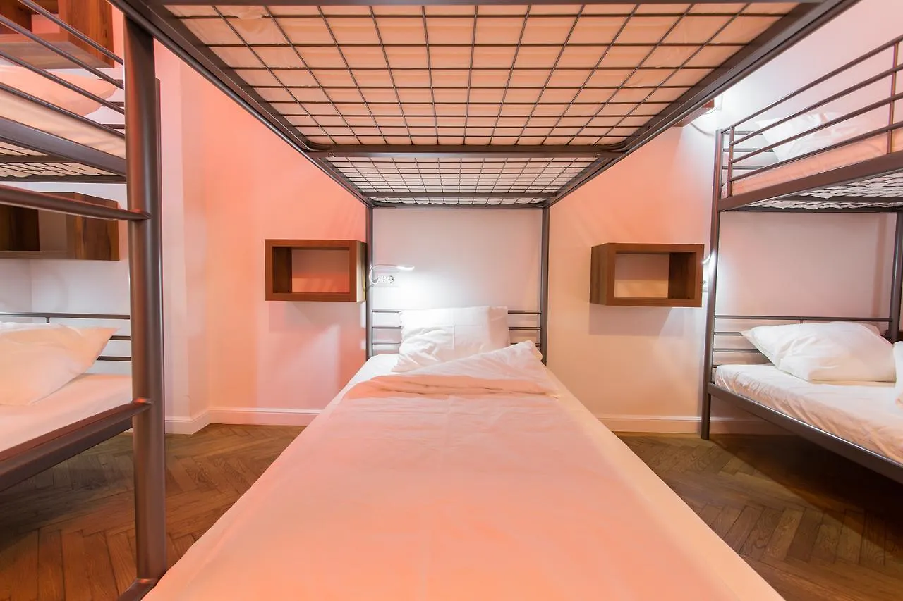 First Hostel Boekarest